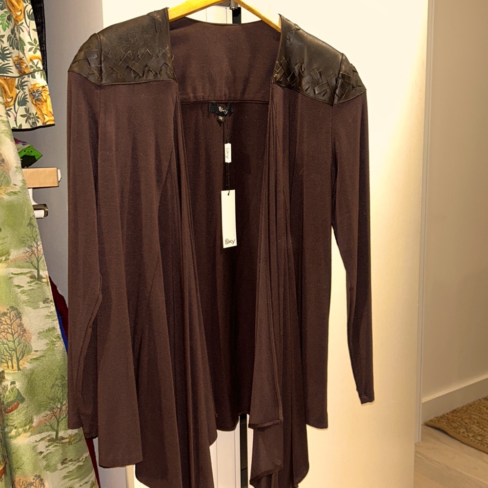 BNWT SKY WRAP W LEATHER DETAIL❤️/ M❤️